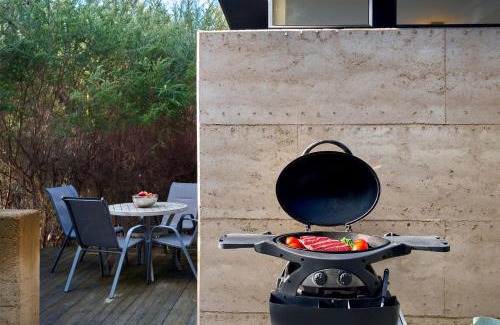 Freycinet House | Family-Friendly Hazards Rim: 4-Star Stay with Great Amenities