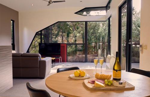 Freycinet House | Family-Friendly Hazards Rim: 4-Star Stay with Great Amenities