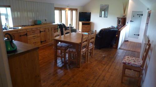Longnor House | Welcoming Hazel Barrow Farm Cottage - 4-Star Retreat