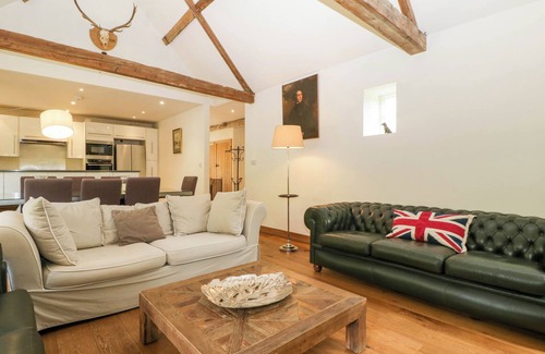 Brimpsfield Cottage | Cozy Hazel Manor Wing: Pet-Friendly Retreat in Painswick