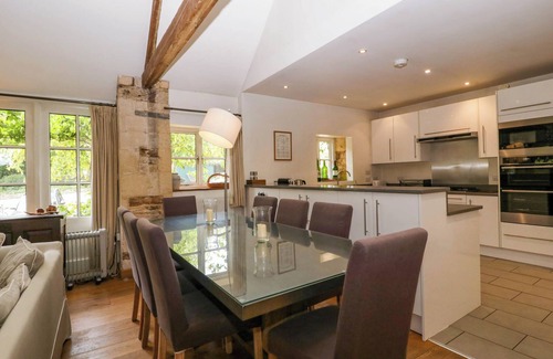 Brimpsfield Cottage | Cozy Hazel Manor Wing: Pet-Friendly Retreat in Painswick