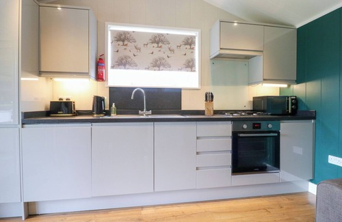 Swadlincote Cottage | Hazel: Pet-Friendly Retreat with Hot Tub in Donisthorpe