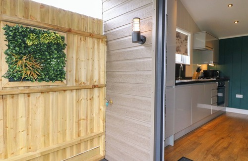 Swadlincote Cottage | Hazel: Pet-Friendly Retreat with Hot Tub in Donisthorpe