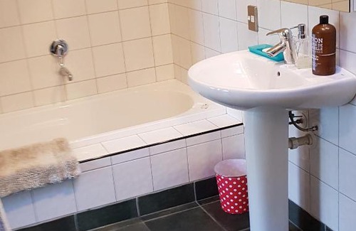 Coalgate House | Top-Rated Hazel Tree Homestay: Pet-Friendly & Pool Access