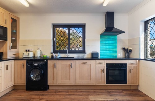 Saundersfoot Cottage | Unforgettable Stay at Hazelglade Cottage with Hot Tub
