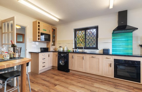 Saundersfoot Cottage | Unforgettable Stay at Hazelglade Cottage with Hot Tub