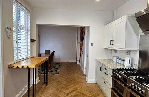 Penylan House | Family-Friendly Harlequin Apartments No.1 with Breakfast