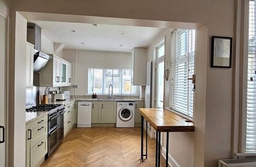 Penylan House | Family-Friendly Harlequin Apartments No.1 with Breakfast