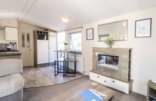 Hopton Cottage | Pet Friendly Retreat with Pool at Caravan 11 Foxburrow Hang