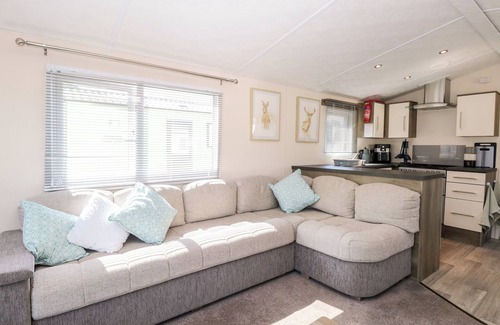 Hopton Cottage | Pet Friendly Retreat with Pool at Caravan 11 Foxburrow Hang