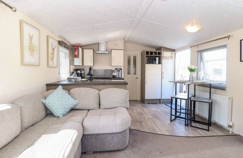Hopton Cottage | Pet Friendly Retreat with Pool at Caravan 11 Foxburrow Hang