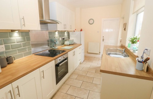 Worksop House | Pet-Friendly Hazelmere Cottage with Garden in Creswell