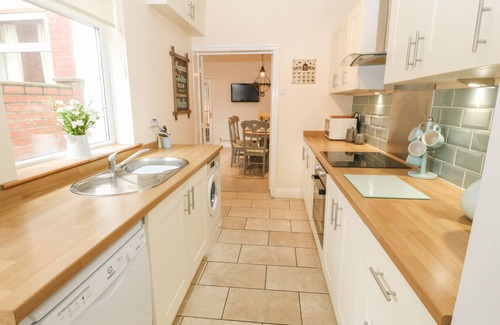 Worksop House | Pet-Friendly Hazelmere Cottage with Garden in Creswell