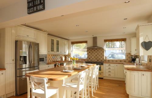 Woolacombe House | Elegant Hazelmere House: Oceanfront, Pet-Friendly Retreat