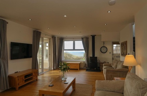 Woolacombe House | Elegant Hazelmere House: Oceanfront, Pet-Friendly Retreat