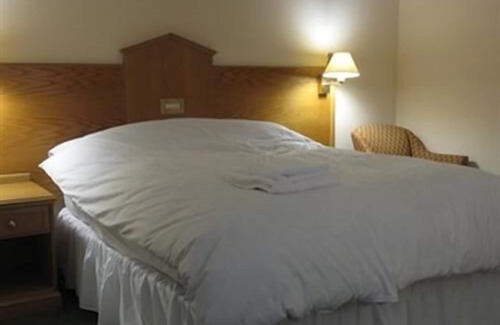 Bridgend Bed & Breakfast | Excellent Hazelwood Guest House: 4-Star Stay with Breakfast