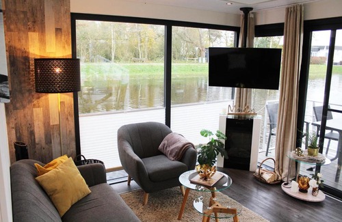 Bad Bederkesa Boat Rental | Discover Family-Friendly HB 5 - Hausboot Bad Bederkesa