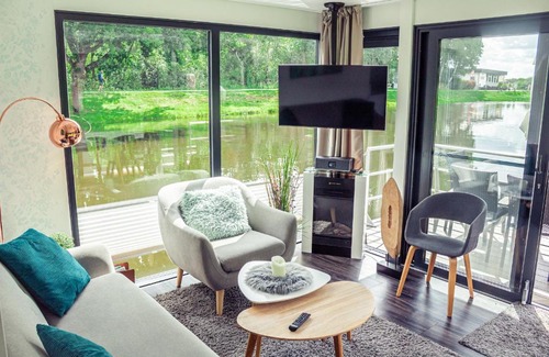 Bad Bederkesa Boat Rental | Charming HB 7 - Hausboot Bad Bederkesa: Family & Pet-Friendly