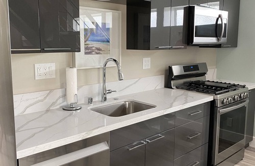 Huntington Beach Cottage | Steps from the US Open: Oceanfront 1-Bed + Loft Escape