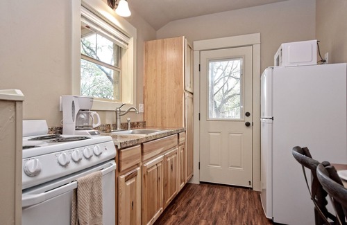 Wimberley Cabin | Discover HCPL-Mockingbird I Cabin near Wimberley Square!