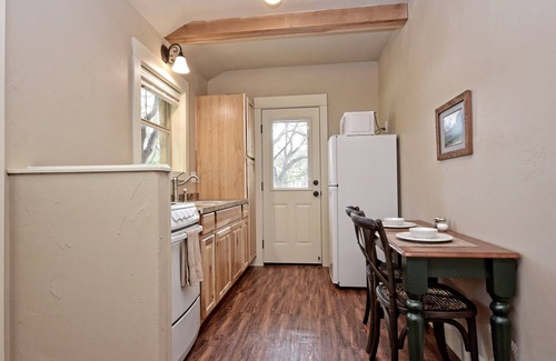 Wimberley Cabin | Discover HCPL-Mockingbird I Cabin near Wimberley Square!