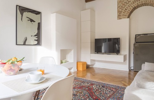 Centro Storico Apartment | Top-Rated Heart Milan Apartments - Duomo Colonne Getaway