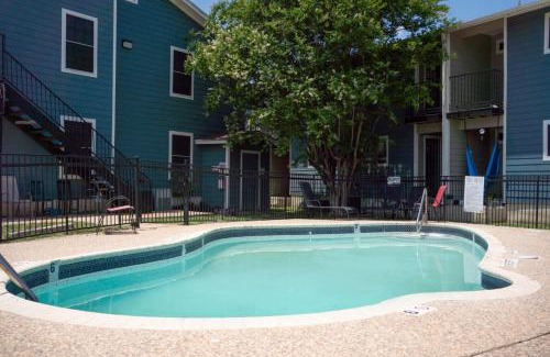 Heritage Hills Apartment | Heart of Austin 7mins Downtown with Spacious 2BR Apartment 1 Bath