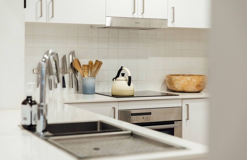 Avalon Beach Apartment | Cozy Heart of Avalon - 1 Bed Apartment with Kitchen Features