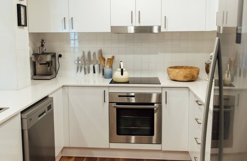 Avalon Beach Apartment | Cozy Heart of Avalon - 1 Bed Apartment with Kitchen Features