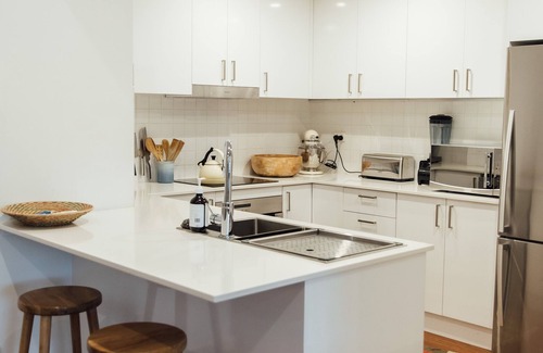 Avalon Beach Apartment | Cozy Heart of Avalon - 1 Bed Apartment with Kitchen Features