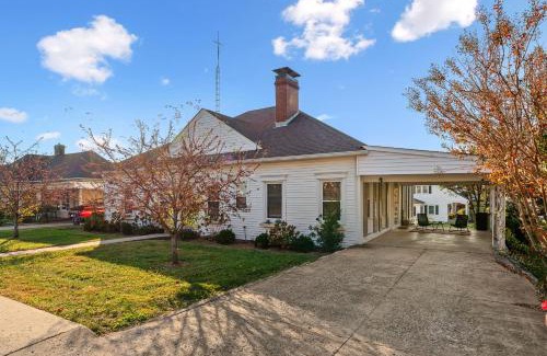 Springfield House | Whiskey Business: Hot Tub, BBQ Grill & Family Fun Awaits