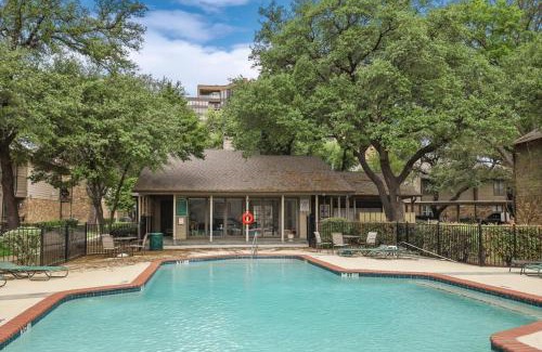 Far North Dallas Apartment | Pet-Friendly Dallas Apartment with Pool & Green Spaces