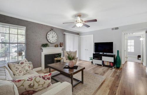 Far North Dallas Apartment | Pet-Friendly Dallas Apartment with Pool & Green Spaces