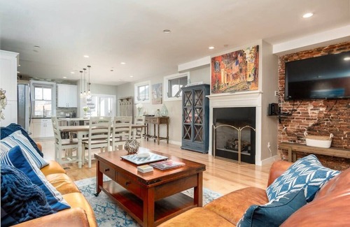 Newburyport House | Downtown Newburyport Urban Loft with Breakfast & Child Care