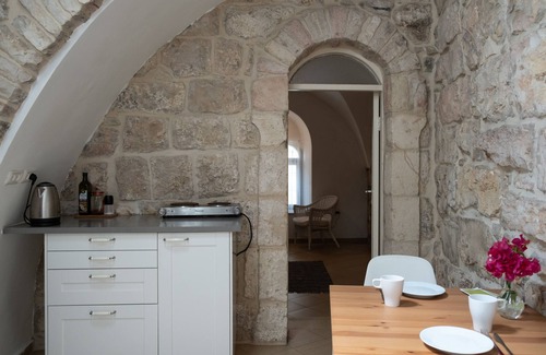 Ein Karem Apartment | Discover Ein Kerem: Cozy Apartment in Jerusalem's Square