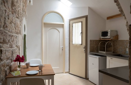 Ein Karem Apartment | Discover Ein Kerem: Cozy Apartment in Jerusalem's Square