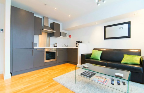 City Centre Glasgow Apartment | Central Glasgow City Haven with Family-Friendly Amenities