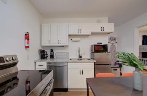 Greater East End Apartment | Discover Houston: 2-BD Retreat with Grill & Pet Friendly