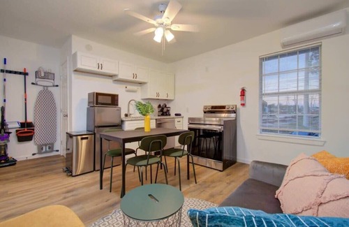 Greater East End Apartment | Ideal Houston Retreat with Kids Playground & Pet-Friendly Stay