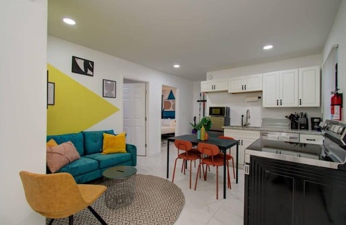 Greater East End House | Stunning 8-BD Home in Heart of Houston with Yard