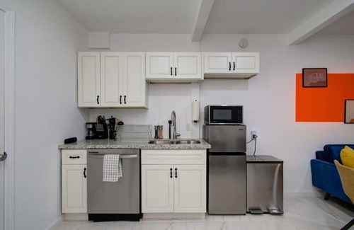 Greater East End House | Stunning 8-BD Home in Heart of Houston with Yard