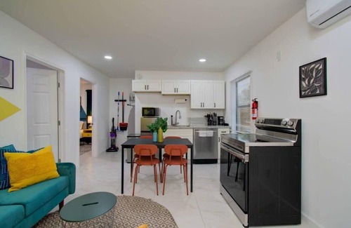 Greater East End House | Stunning 8-BD Home in Heart of Houston with Yard