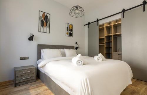 Ladadika Apartment | Heart Of Ladadika AC Smart TV Self Check-In