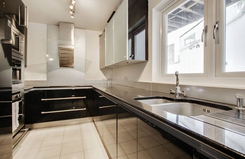 Knightsbridge House | Explore Historic London Near Harrods and Buckingham Palace