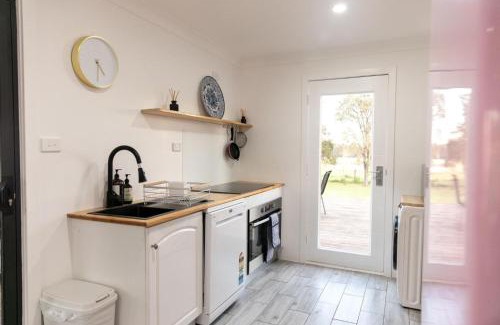 Keinbah House | Delightful Stay in the Heart of Lovedale with Family Amenities