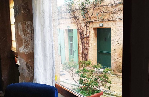 Pays-de-Belves House | Discover Belves: Historic Townhouse with Garden & Pool