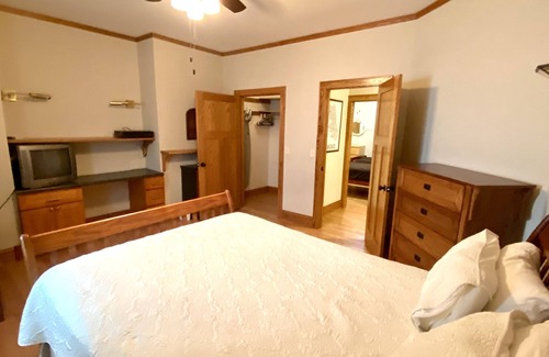 Oak Park Apartment | Discover Oak Park: Rated 10/10 with Pool & Breakfast