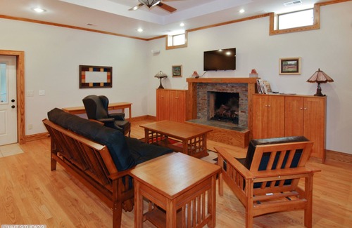 Oak Park Apartment | Discover Oak Park: Rated 10/10 with Pool & Breakfast