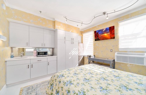 Palm Beach - West Palm Beach Hotel | Modern Studio Near Breakers with Pool and Valet Service