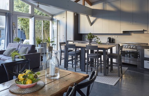 Chantiers Villa | Convenient Paris Retreat with Garden and Rooftop Views
